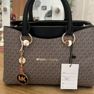 Michael kors  - Säljer denna väska möts endast upp