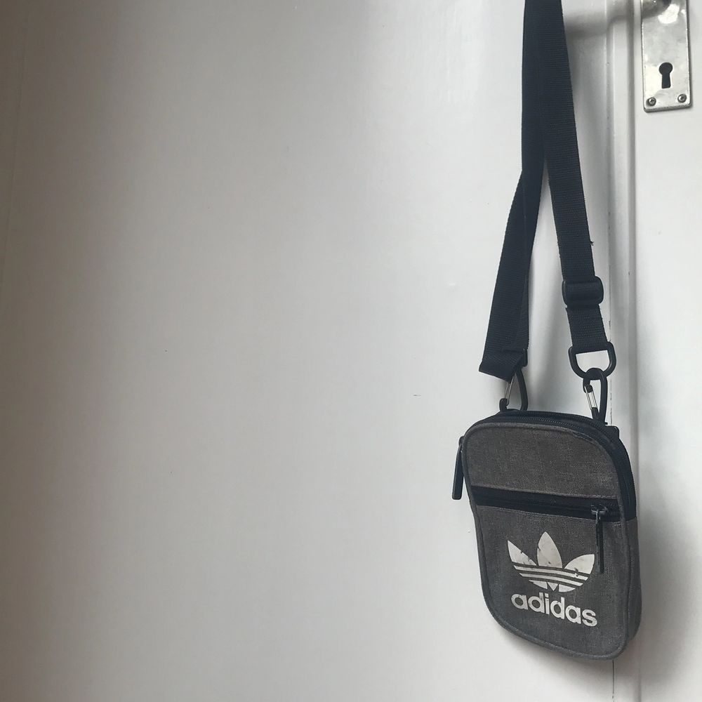 Grå Adidas becknarväska - Väskor | Plick Second Hand