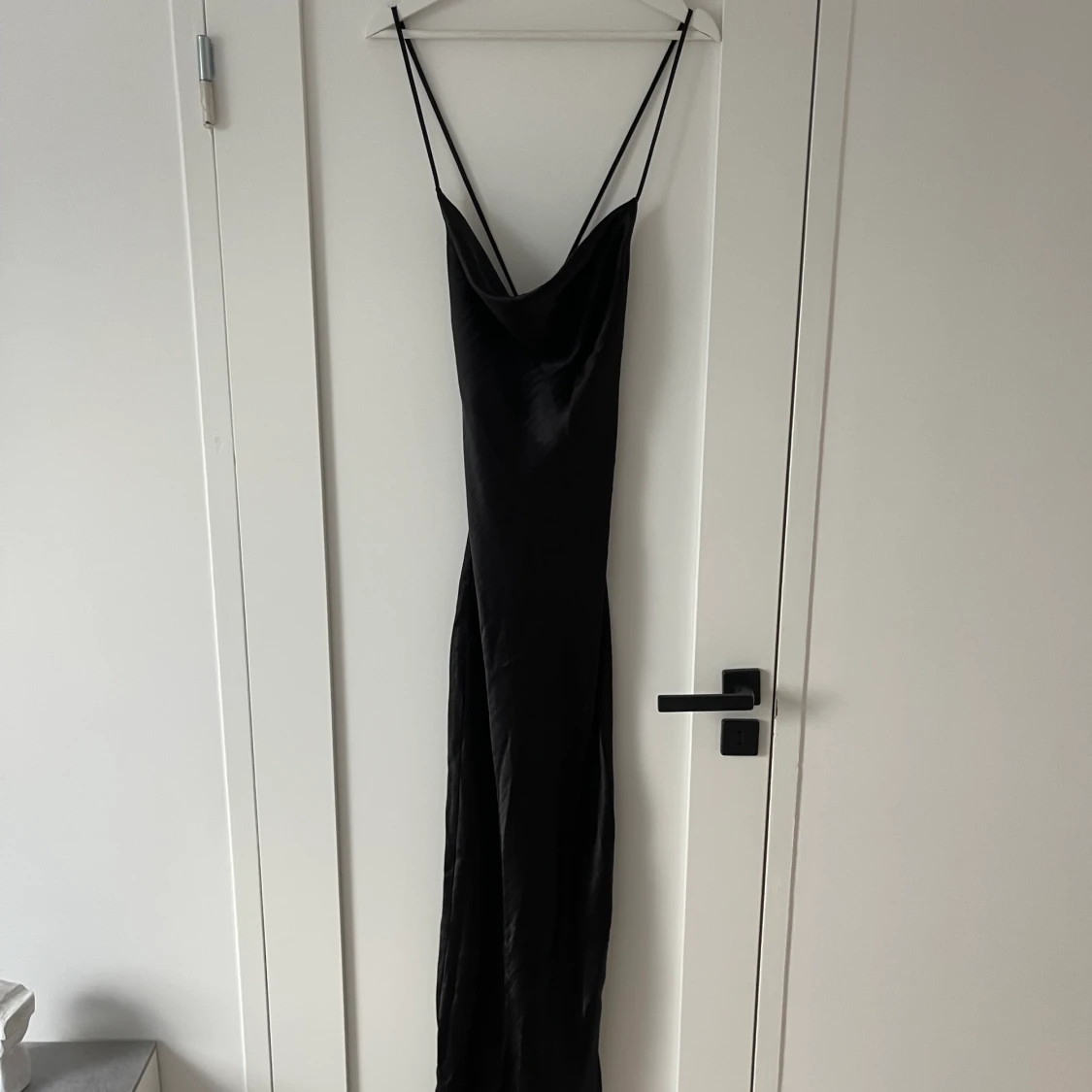 Svart satinklänning - 91