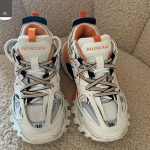 balenciaga track - Säljer mina balenciaga track i storlek 36. Skorna är inköpta på NK. Kvitto, dust bag och skokartong finns. Skorna är i använt men fint skick. 