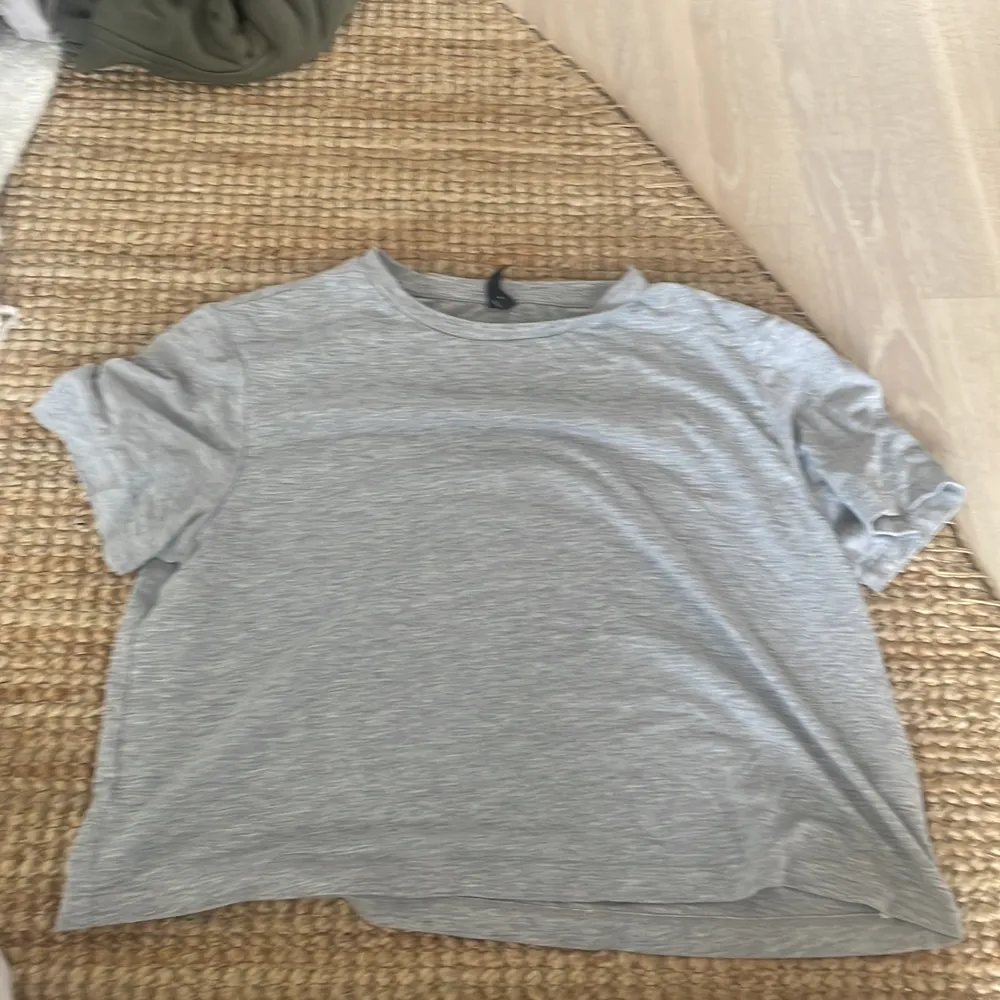 Snygg simpel grå tshirt som jag säljer då den inte kommer till användning. Den är köpt på vero moda och är knappt använd. T-shirts.