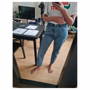 Jeans från Zara  - Jeans från Zara i stl 38. Ljusblå.