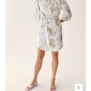 Klänning busnel  - Klänning med band i midjan från Busnel  Ordinarie: 2395kr Slutsåld på hemsidan  Säljs för 1200kr  Oanvänd, ligger i medföljande påse.  Stl: 36 & 38