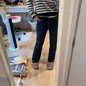 Low waist jeans - Low waist jeans som är upptrampade lite längst ner, men det ör snyggt!💚💚 jeansen är i bootcut modell💚det står ingen storlek men jag är 1,59 cm lång