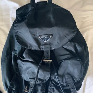 Prada ryggsäck  - Väldigt fin Prada väska som är använd några fåtal gånger.  Skick: 8 Nypris: 16700 kr Köpare står för frakt!
