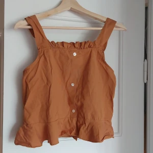 Gullig topp i storlek S - En gullig topp av okänt märke som använts väldigt sparsamt.