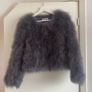 Äkta strutspälsjacka  - Äkta strutspälsjacka, har använt några gånger men den är i bra skick. Kostar nypris runt 2000kr ifrån CPH Feather i Köpenhamn 