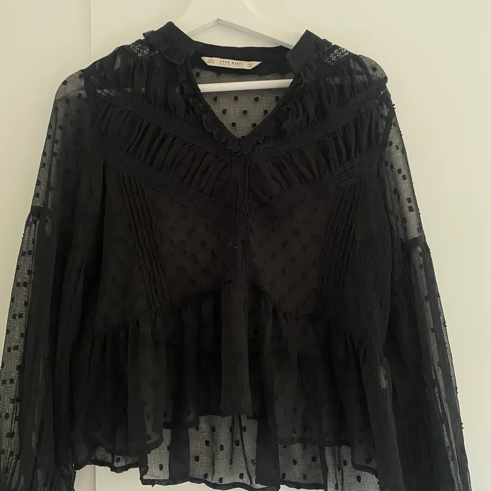 Så fin svart blus från Zara i storlek S!!🖤🖤 köpare står för frakt!!. Blusar.