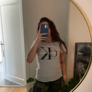 Calvin Klein t-shirt  - Knappt andvönd i gott skick 