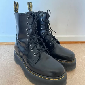 Dr Martens skor - Säljer mina fina dr martens skor jag fick i present som använts 1 gång 