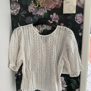 Vit topp - Superfin vit topp. Oklart vilket märke och storlek, men passar mig som har storlek S-M. Knappen i ryggen har tyvärr gått sönder, men går att laga. Skriv för mer bilder vid intresse. 40 kr + frakt💕