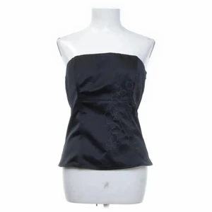 Tubtopp - Super fin tub topp med broderade blommor på sidan, köpt secondhand men har inte använt den själv. Storlek L men är mindre i storleken så passar bäst på en S-M