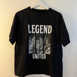 T-shirt - Svart t-shirt, använt fåtal gånger. Säljer för den ej kommer till användning. Skriv privat för fler bilder💕