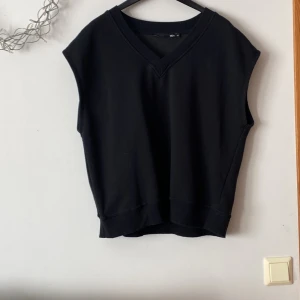 Oversized väst - En oversized svart fin bäst som jag säljer för 40kr 
