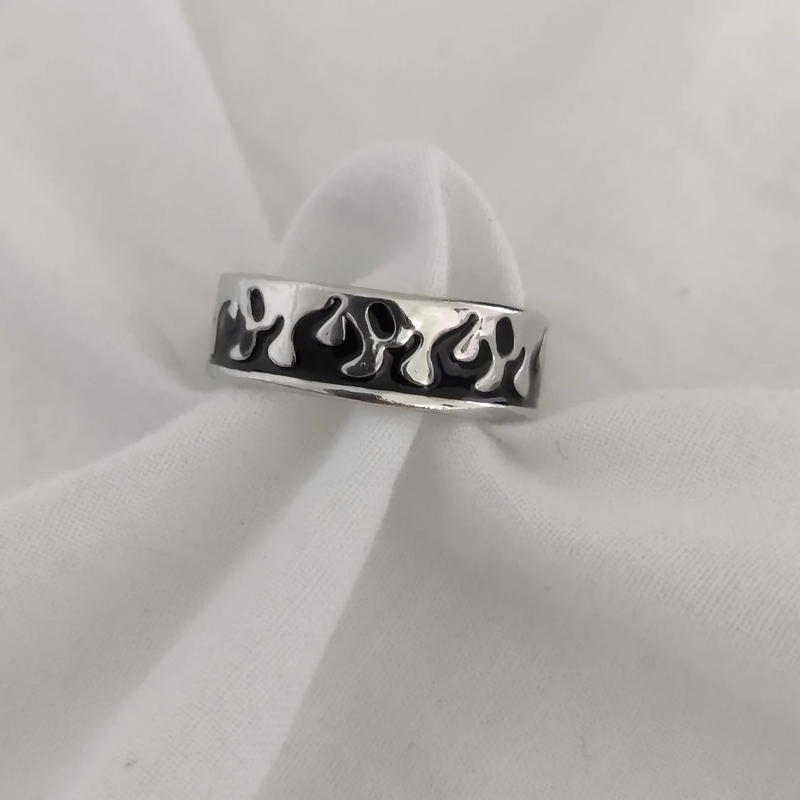 Ring med svarta eldlågor