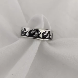 Ring med svarta eldlågor - För stor för mig så säljer en riktigt najs ring som passar till allt 🔥