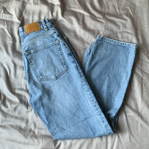jeans strl 34 - Säljer dessa jeansen från Gina i storlek 34. Sitter väldigt åtsittande runt midjan samt låren, men mer löst vid vaderna. Kan vara en aning korta om man har långa ben då de går ner till ankeln på mig (167 cm med långa ben). 