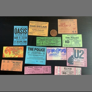 Band klistermärken - Klister märken med massa olika band. Fråga bara om du vill ha en närmare bild på specifika klistermärken. 5kr för en, 10kr för fem. Frakt 13kr. Sista bilden är de som är kvar