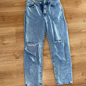 Ett par blåa jeans, gått sönder vid ena hålet, annars är dom hur fina som helst.