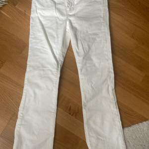 ASYOU (från asos) vita raka jeans! Storlek W28 L32. Aldrig använda!! 💗 Orginal pris 280kr. 