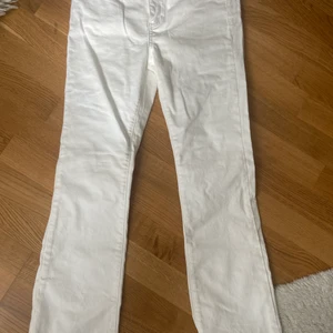 Vita raka jeans - ASYOU (från asos) vita raka jeans! Storlek W28 L32. Aldrig använda!! 💗 Orginal pris 280kr. 
