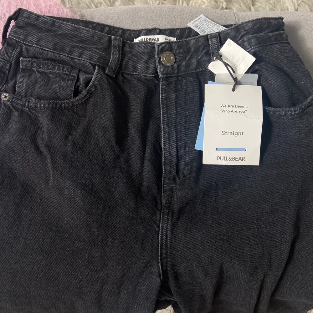 Pull&Bear svarta raka jeans med slits (tall modell) som tyvärr var för korta för mig... Storlek 38. Aldrig använda med prislapp kvar 💗 orginal pris 399kr. https://www.asos.com/se/prd/201262032?acquisitionsource=pasteboard (länk där jag köpte dem ifrån) . Jeans & Byxor.