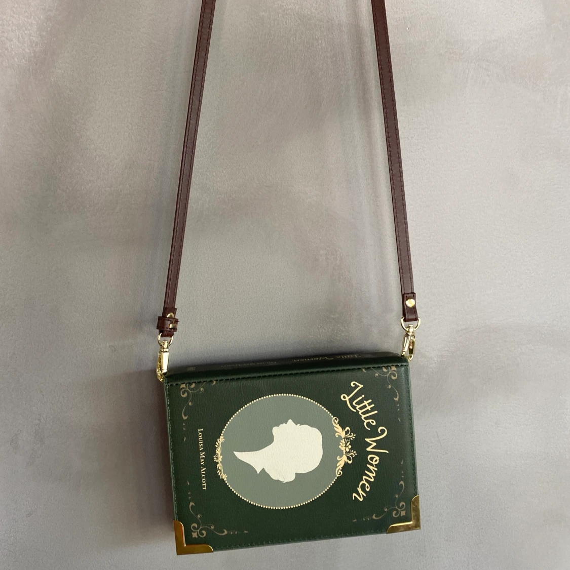 Charmig ”bok” axelväska