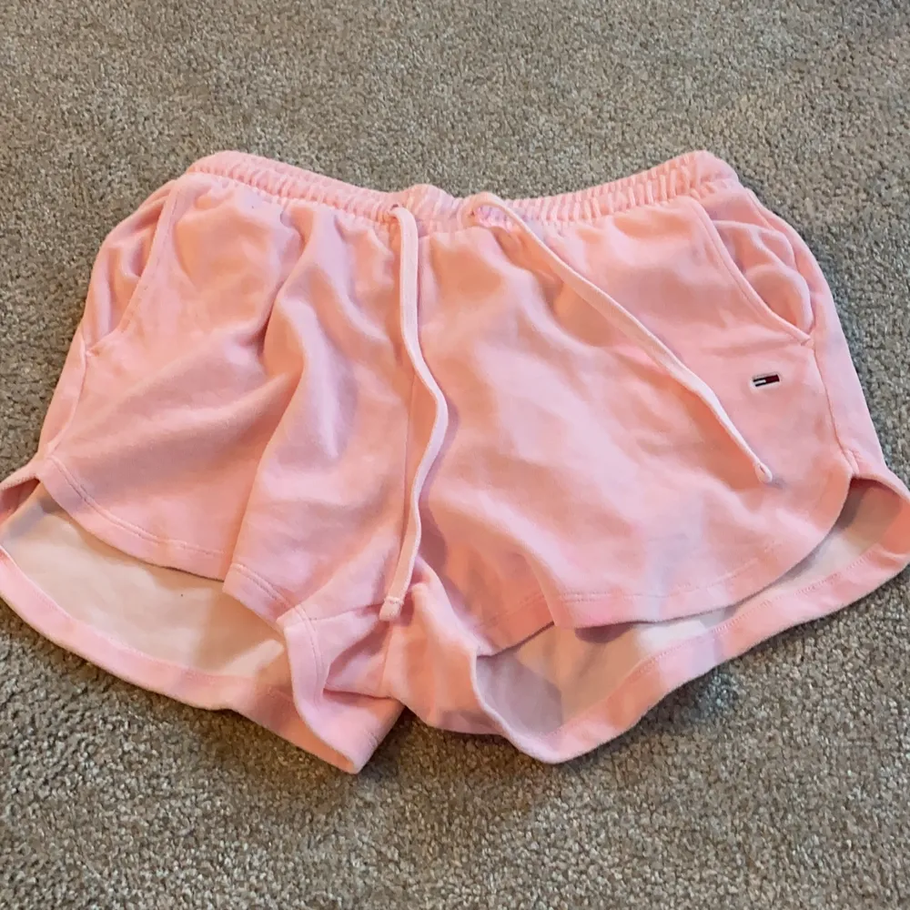 Ett par Tommy Hilfiger shorts i färgen rosa. Nypris 1000kr, jag säljer de för 400kr❤️ inga skador osv❤️. Shorts.
