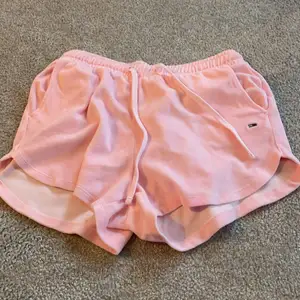 Ett par Tommy Hilfiger shorts i färgen rosa. Nypris 1000kr, jag säljer de för 400kr❤️ inga skador osv❤️