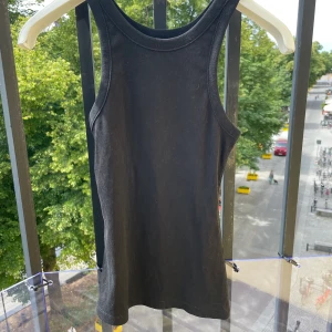 Svart linne  - Linne från H&M. bara använt en gång så inga skador eller så. Tryck inte på köp nu!!!!! 