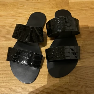 Svarta sandaler  - Helt oanvända, endast provade. Supersnygga! Köparen står för frakten ❤️ 