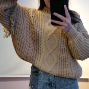 Tjock tröja  - Säljer den här tjock tröjan då den inte kommer till använding. Tröjan har intressanta mönster och passar riktigt bra till vintern då det är riktigt kallt. Färgen är mellan gult och brunt, kan kanske beskrivas som mörk mustard färg. Kontakta vid intresse<3