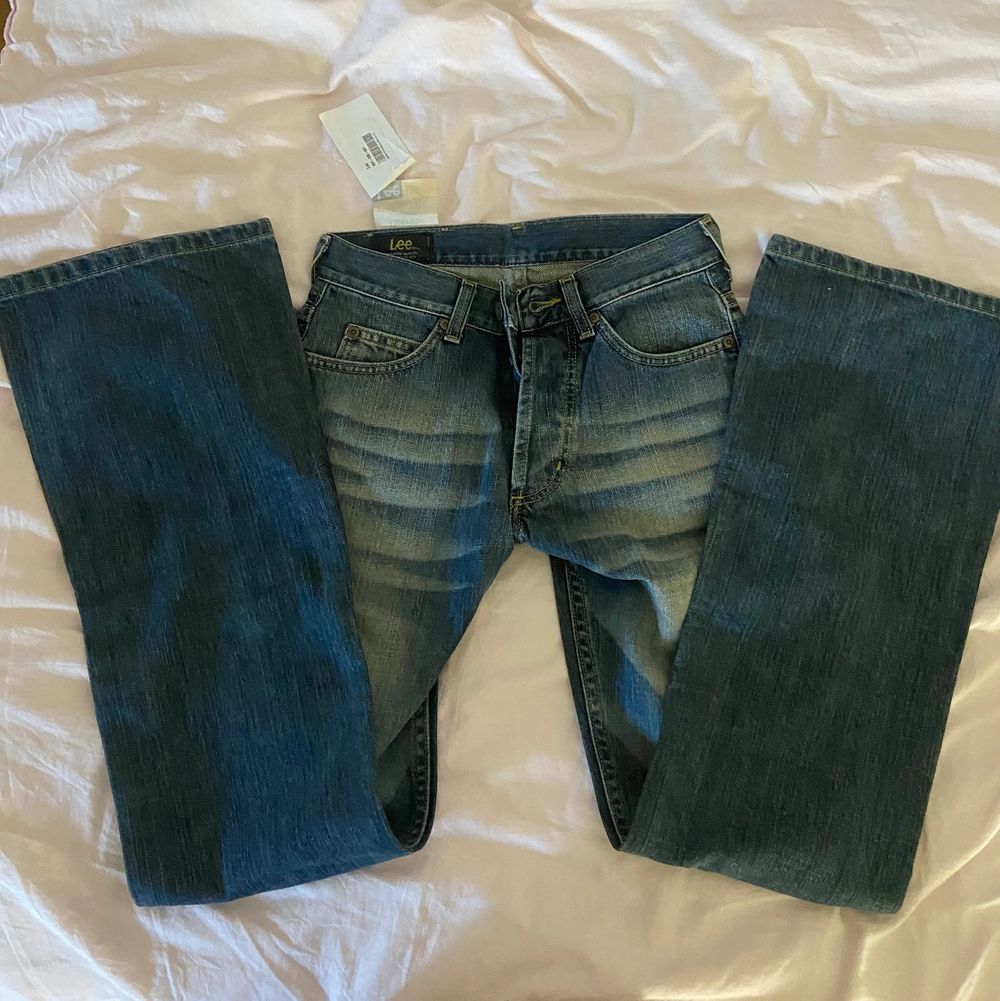Säljer super snygga helt nya lågmidjade bootcut Lee jeans då dom tyvärr är för små för mig. Aldrig använda med prislapp kvar, säljer för 400kr + frakt!😊. Jeans og bukser.