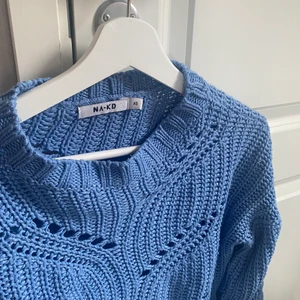 Stickat  - En fin stickad tröja i blå färg från NA-KD. Den är perfekt i passform och fin färg men kommer till oanvändning eftersom den är för liten. I storlek Xs och köpte den för 150 men säljer för 80🤩