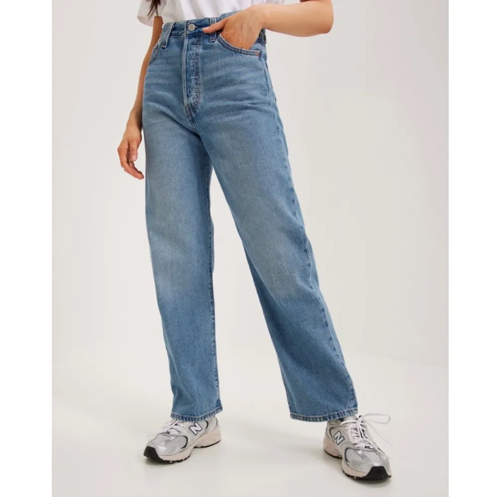 Oanvända jeans från Levi’s i modellen Ribcage Straight. Storlek 25/29. . Jeans & Byxor.
