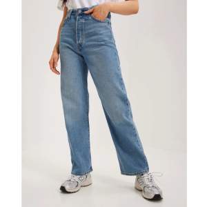 Oanvända jeans från Levi’s i modellen Ribcage Straight. Storlek 25/29. 