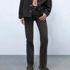 Zara midwaist svarta jeans  - Svarta Zara jeans som är midwaist. Köptes i våras och har högst använts 5 gånger. Skriv privat för egna bilder. Köpare står för frakt 