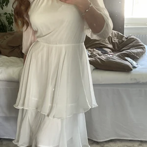 Volangklänning - Vit fin volangklänning, går inte hela vägen ner till knäna 💕