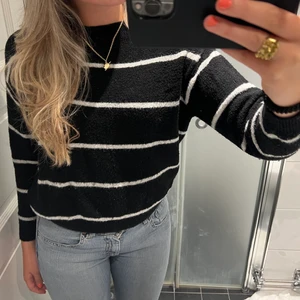 Randig stickad tröja🖤 - Knappt använd och så fin stickad tröja från hm🖤perfekt till hösten! 