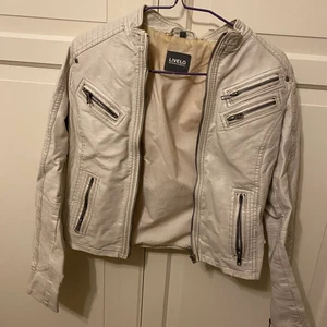 Läderjacka - Natuvit jacka. Fuskläder. Lite slitage på insidan av kragen annars i väldigt bra skick!