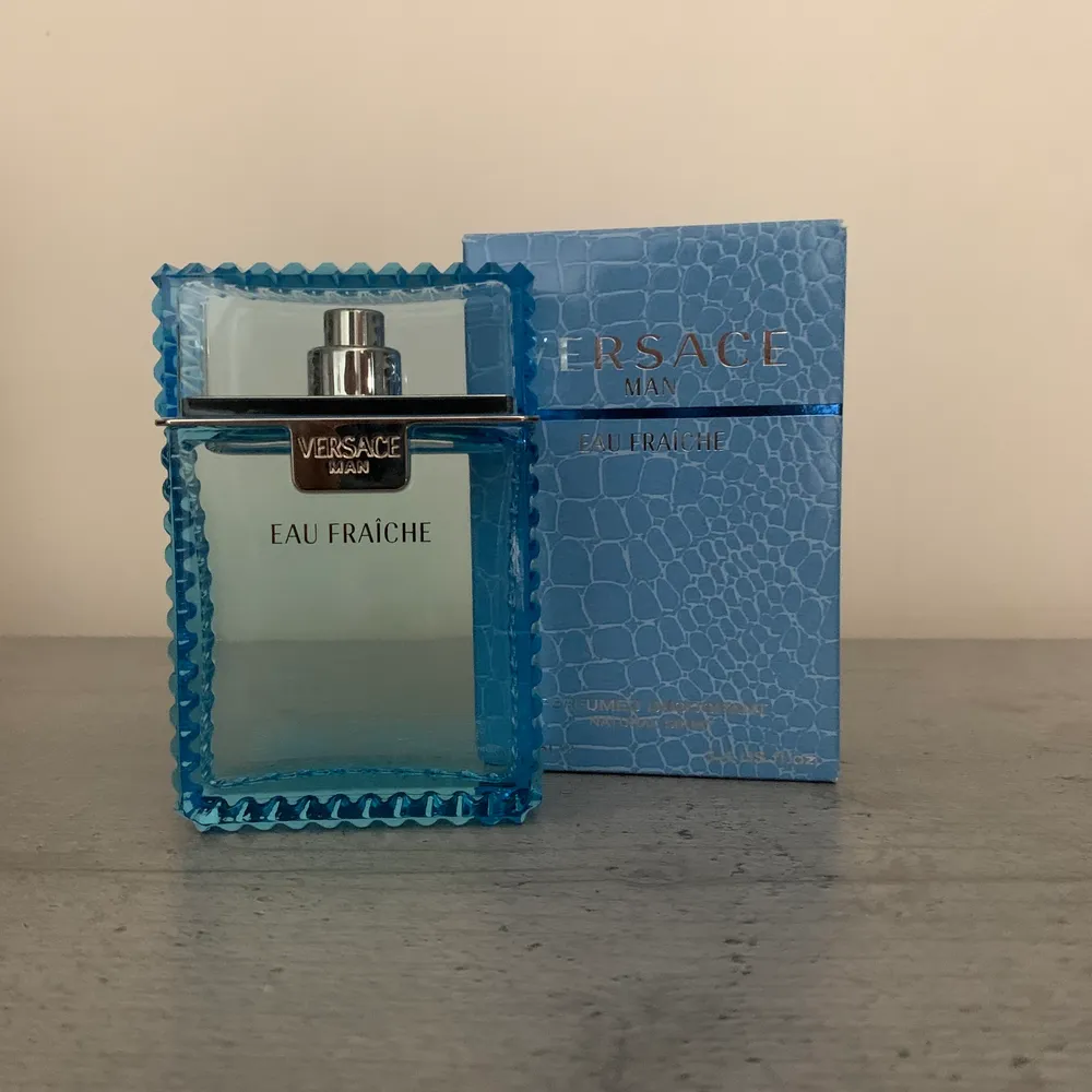 Versace Eau Fraîche man parfym 100ml. Helt ny och oanvänd. Säljer för att jag råkat köpa två, köpare står för frakt!. Övrigt.