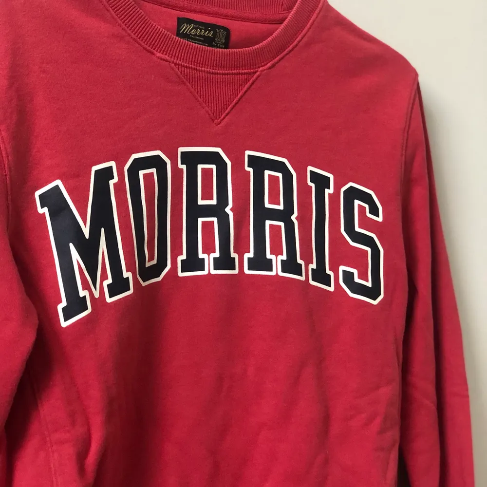 Snygg Morris tröja till salu. Säljer den för att den inte kommer till någon användning längre. Stl: XS men passar S Köparen står för frakten!. Tröjor & Koftor.