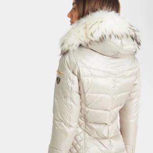 Rockandblue Jacka - Helt ny Rockandblue jacka som har aldrig blivit använd! Champagne färg och guldiga detaljer samt avtagbar päls. Kan både fraktas och upphämtning i Skåne. Nypris: 2800kr, mitt pris 800kr. Äkta! Pälsen är även äkta från Racoon. 