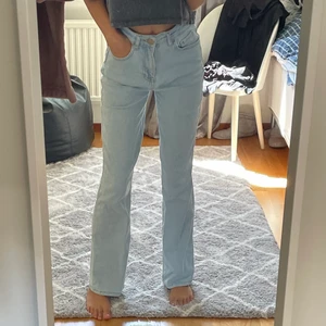 Jeans - Fina ljusblåa jeans, funkar bra som lågmidjat!❤️ Köparen står för frakten! 