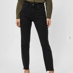 Jeans - Säljer dessa mom jeans från Vero Moda då dom tyvärr var för små, samt att det är försent att lämna tillbaka. Helt nya, lapparna finns kvar. Storlek 26/32. Priset kan eventuellt diskuteras😊