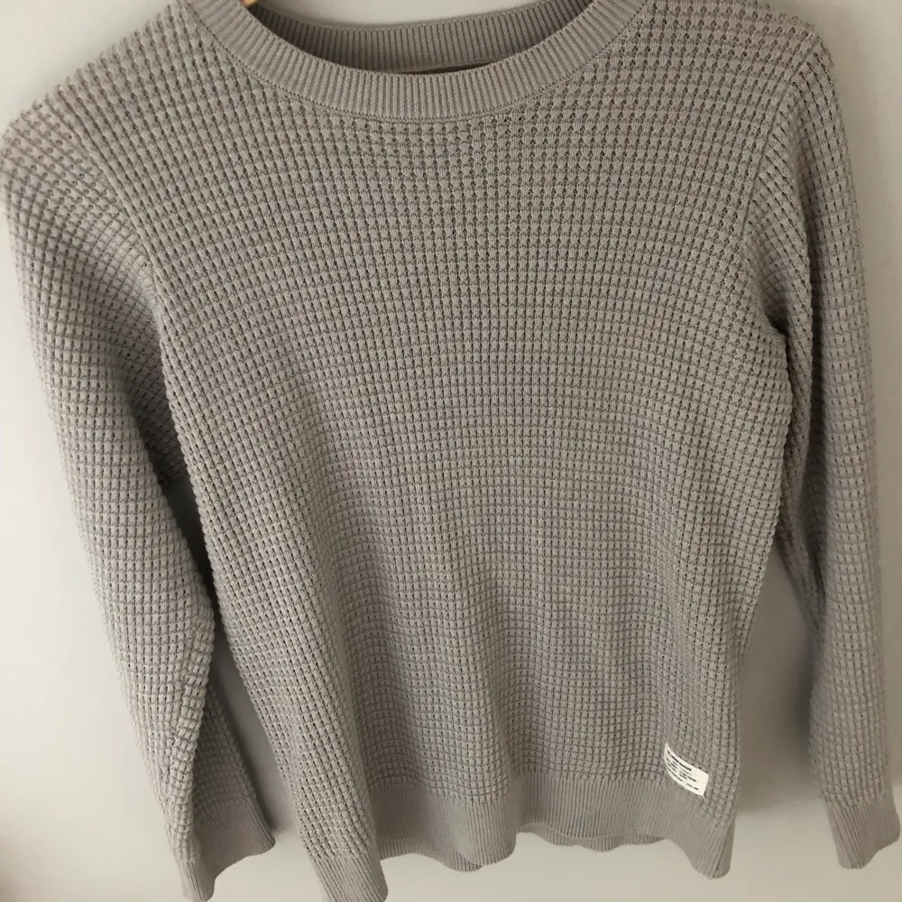 Säljer denna fina gråa tröjan från Lager157. Den är i nyskick utan några fläckar. Använd max 3 gånger. Säljer då den ej kommer till användning längre. Den är i storlek 150 men passar mig som vanligen har storlek Xs. Skriv privat vid intresse 💕.. Tröjor & Koftor.