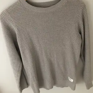 Säljer denna fina gråa tröjan från Lager157. Den är i nyskick utan några fläckar. Använd max 3 gånger. Säljer då den ej kommer till användning längre. Den är i storlek 150 men passar mig som vanligen har storlek Xs. Skriv privat vid intresse 💕.
