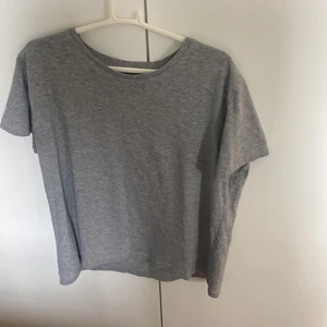 Grå tröja - Grå tröja som är helt oanvänd som jag bara säljer för 40kr 🥳🥳