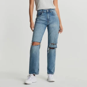 Gina 90s highwaist 34 - Highrise jeans från Gina. Strl 34. Slutsålda! Frakt ingår inte i priset. Hör av dig om du har nån fråga!