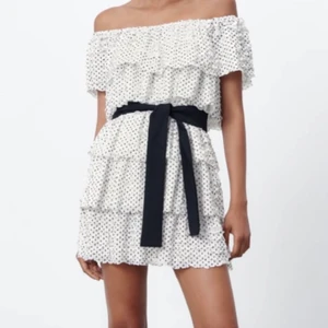 Zara klänning  - Säljer denna oanvända i storlek S. Det finns en liten sminkfläck inuti men den går förmodligen bort den är från när den köptes! 